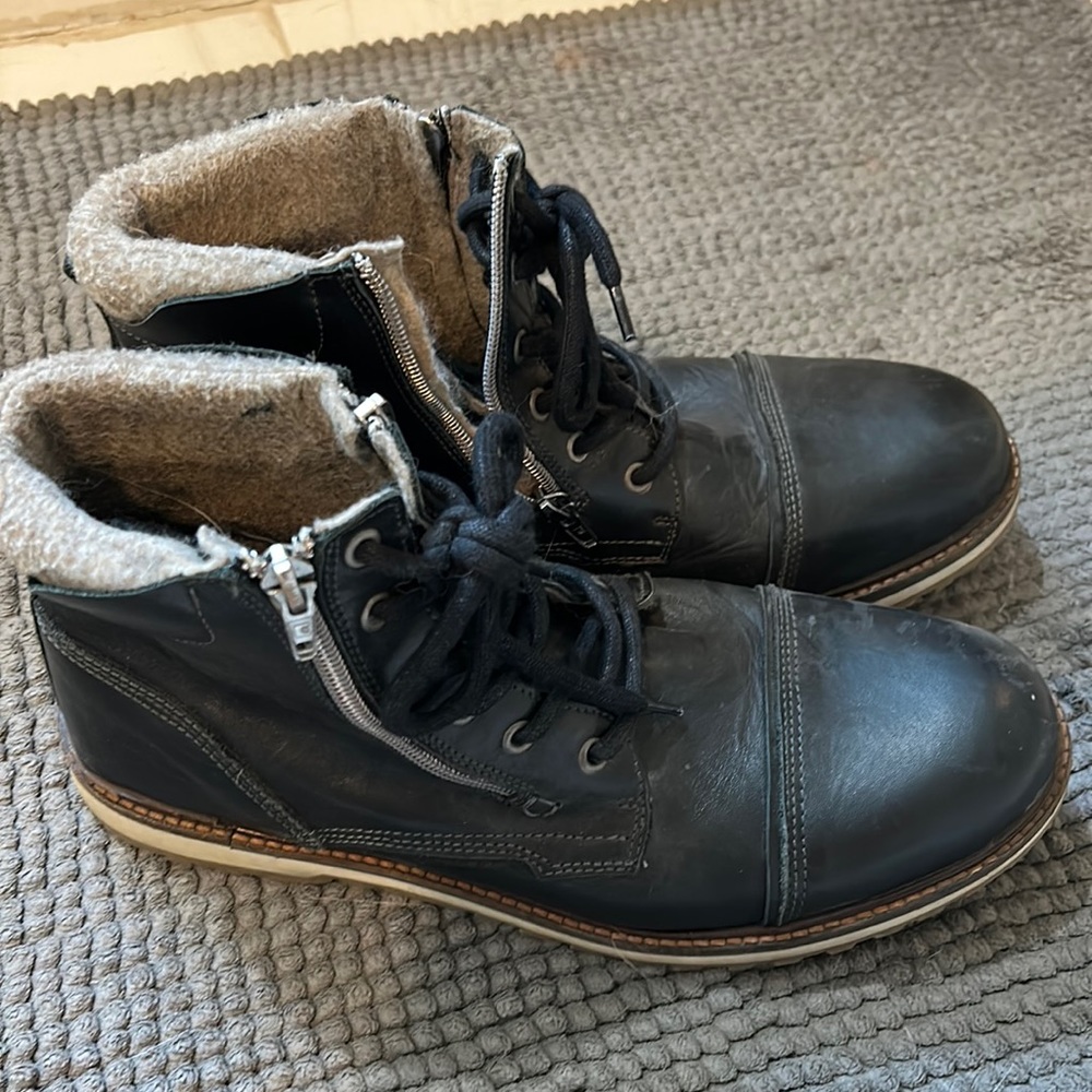 Men's black leather boot